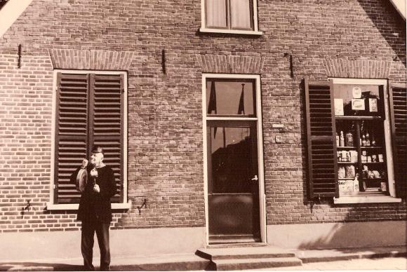 Amsterdamseweg: Het winkeltje van Hillertje en Bartje van de Bospoort aan de Amsterdamseweg rond het jaar 1970 met de omroeper Ernst Johan v Schagen op de stoepHet winkeltje is nu weer in zover mogelijk in oude staat te bewonderen 